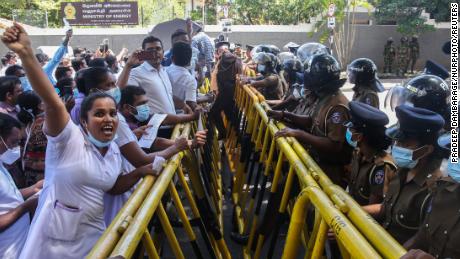 مع نفاد الوقود في سريلانكا ، احتج الأطباء والمصرفيون على 