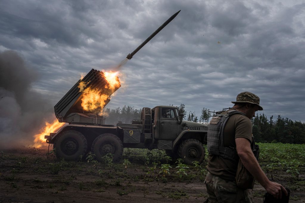 الأوكرانية "جراد" إطلاق النار باتجاه مواقع روسية على خط المواجهة في منطقة خاركيف في 2 أغسطس - اليوم الذي قُتل فيه جوربان.