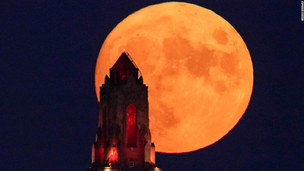 اكتمال القمر في أغسطس: متى ترى قمر الحفش العملاق