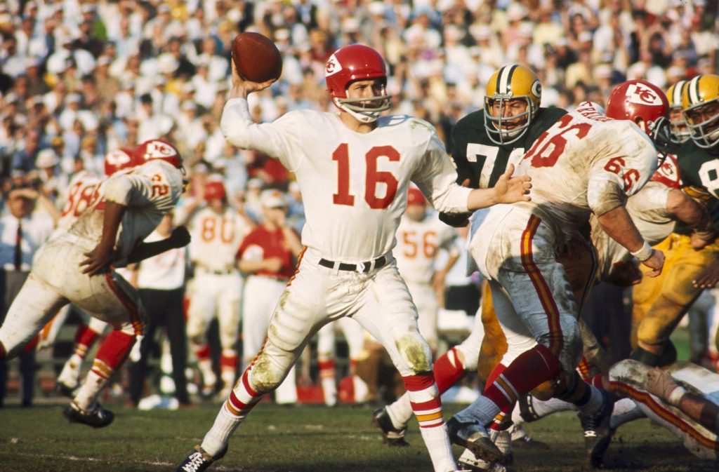 أطلق Len Dawson تمريرة ضد Green Bay Packers خلال Super Bowl I في 15 يناير 1967 في لوس أنجلوس.