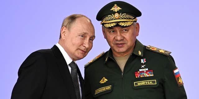 تعهد الرئيس الروسي فلاديمير بوتين ، إلى اليسار ، بتعزيز التعاون العسكري الروسي مع حلفائها خلال المنتدى العسكري والتقني الدولي للجيش 2022 في باتريوت بارك ، خارج موسكو ، روسيا ، في 15 أغسطس 2022.