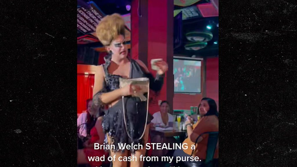 ينفي نجم 'RuPaul's Drag Race' سرقة أموال نقدية من ضيف فيغاس