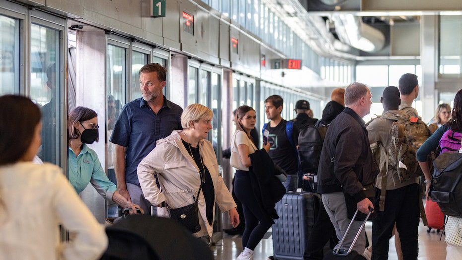 الركاب الذين يتعاملون مع إلغاء الرحلات في مطار نيوارك