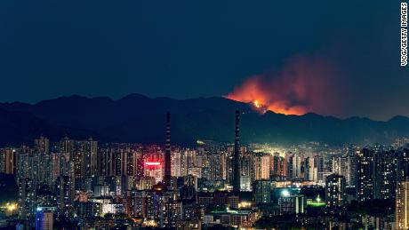 اشتعلت حرائق الغابات في الوقت الذي تعاني فيه مدينة تشونغتشينغ الصينية من موجة حرارة قياسية لا هوادة فيها
