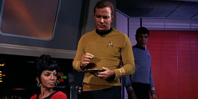Nichelle Nichols (يسار ، مثل Uhura) و William Shatner (مثل الكابتن James T. Kirk) على جسر USS Enterprise في مشهد من "فخ الرجل" الحلقة الأولى من "ستار تريك،" الذي تم بثه في 8 سبتمبر 1966.