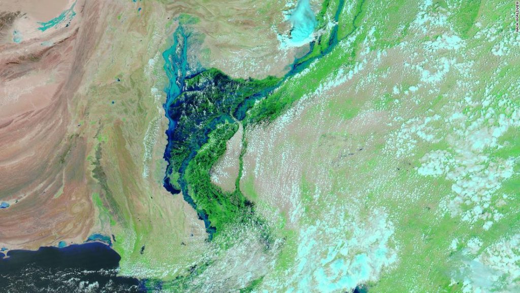 أظهرت صور الأقمار الصناعية أن فيضان باكستان أحدث بحيرة بعرض 100 كيلومتر