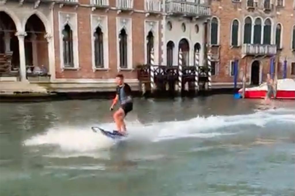 انتقد عمدة البندقية الإيطالية السياح الذين اعتقلوا لركوب الأمواج على القناة الكبرى