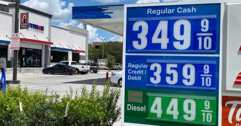 تنخفض أسعار البنزين في الولايات المتحدة إلى ما دون 4 دولارات للمرة الأولى منذ مارس