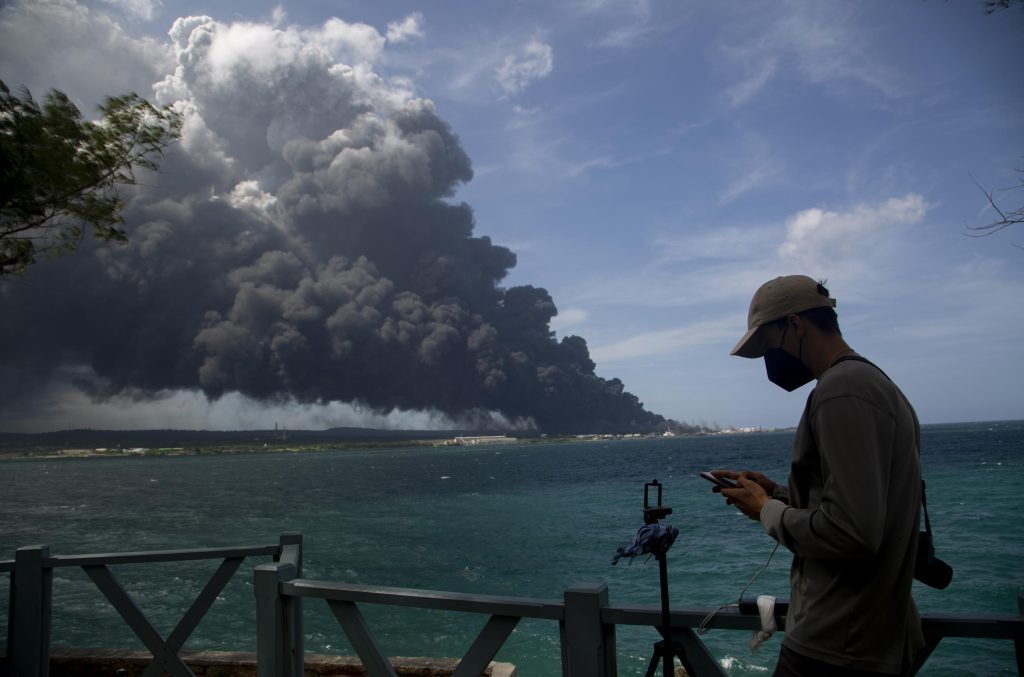 حريق منشأة نفطية يهدد النظام الكهربائي الهش في كوبا