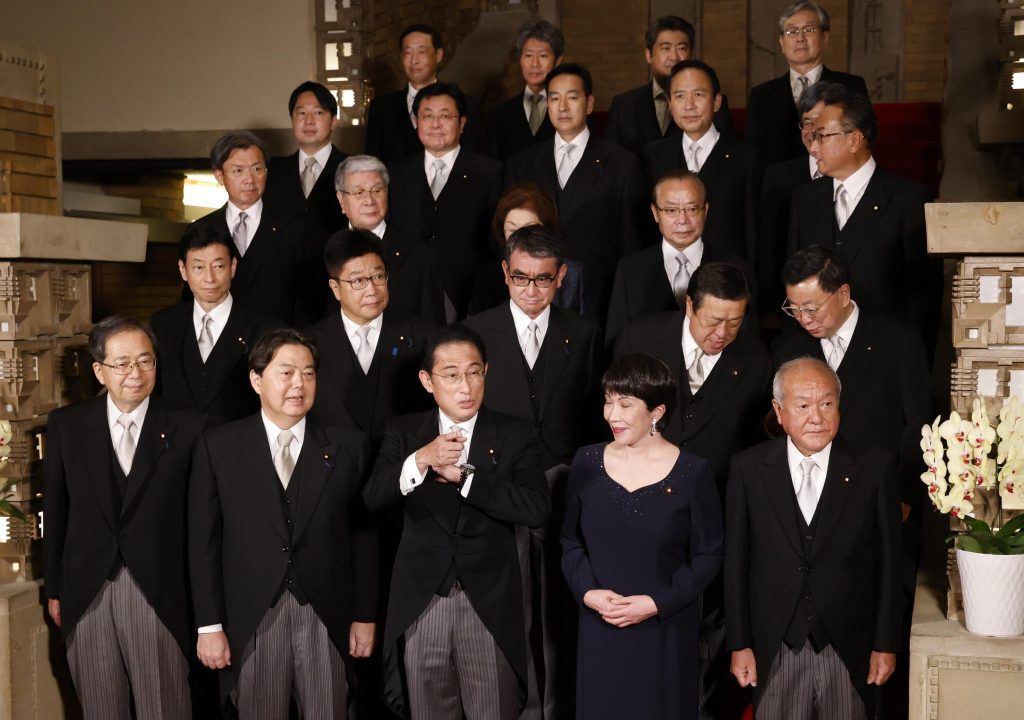 رئيس الوزراء الياباني يطهر الحكومة بعد تراجع التأييد للعلاقات الكنسية