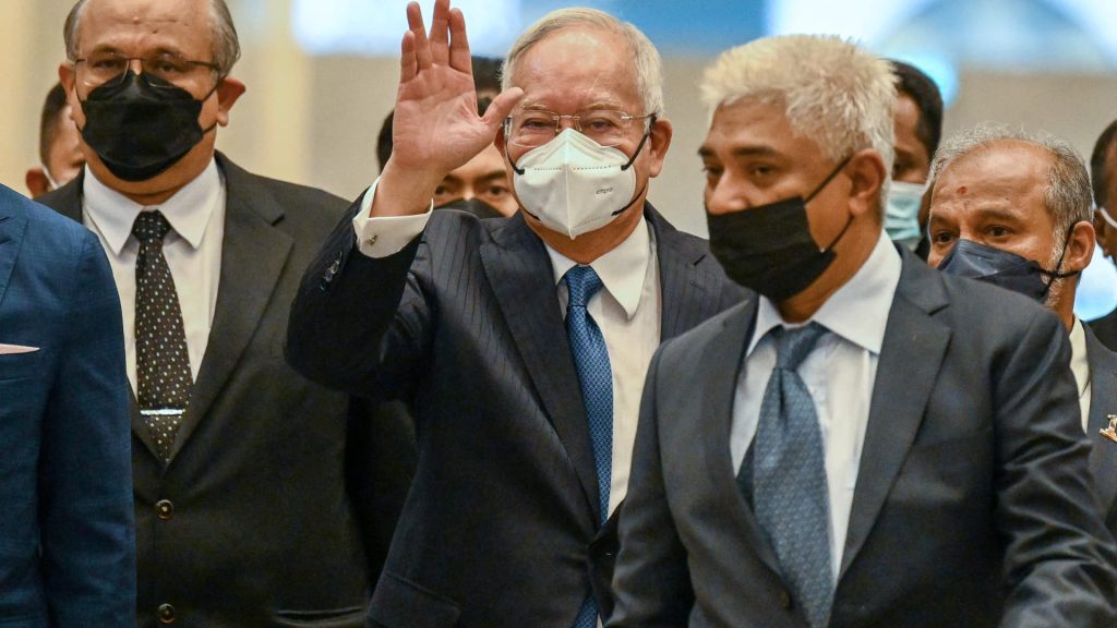 سيكون السجن قاسياً لرئيس الوزراء الماليزي السابق نجيب رزاق: أنور إبراهيم