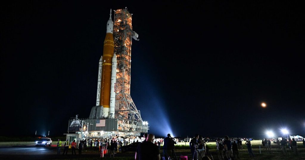 شاهد صاروخ Artemis Moon Rocket التابع لناسا وهو ينطلق إلى لوحة التشغيل