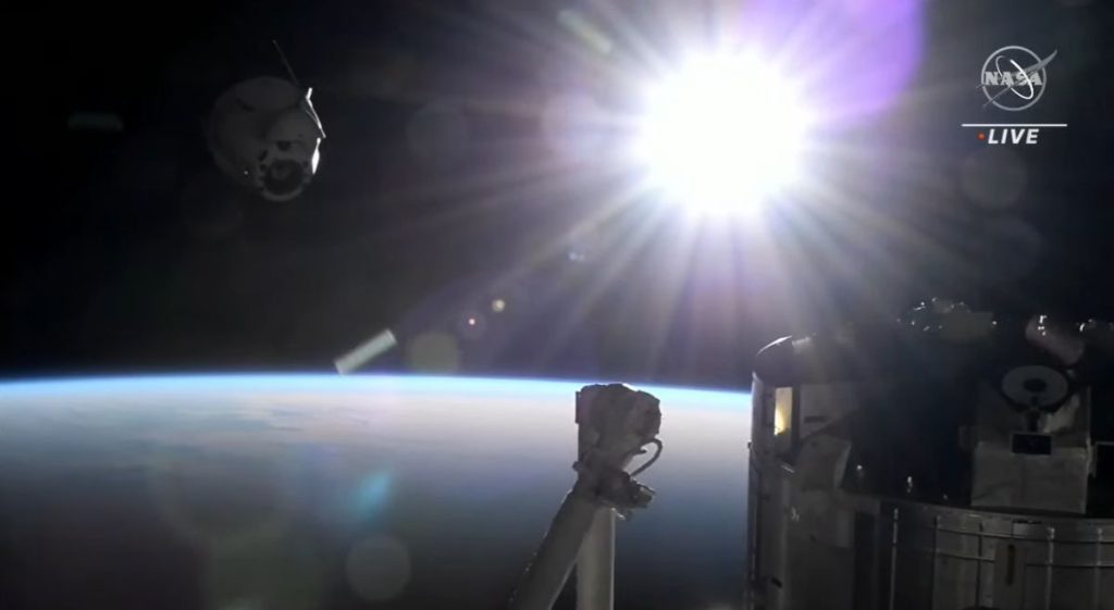 كبسولة سبيس إكس دراجون للشحن تغادر المحطة الفضائية في رحلة العودة إلى الأرض