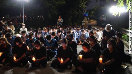 حشد صغير ينظم وقفة احتجاجية على ضوء الشموع في سيول يوم 11 أغسطس لإحياء ذكرى وفاة عائلة بعد غمر منزلهم في 8 أغسطس.