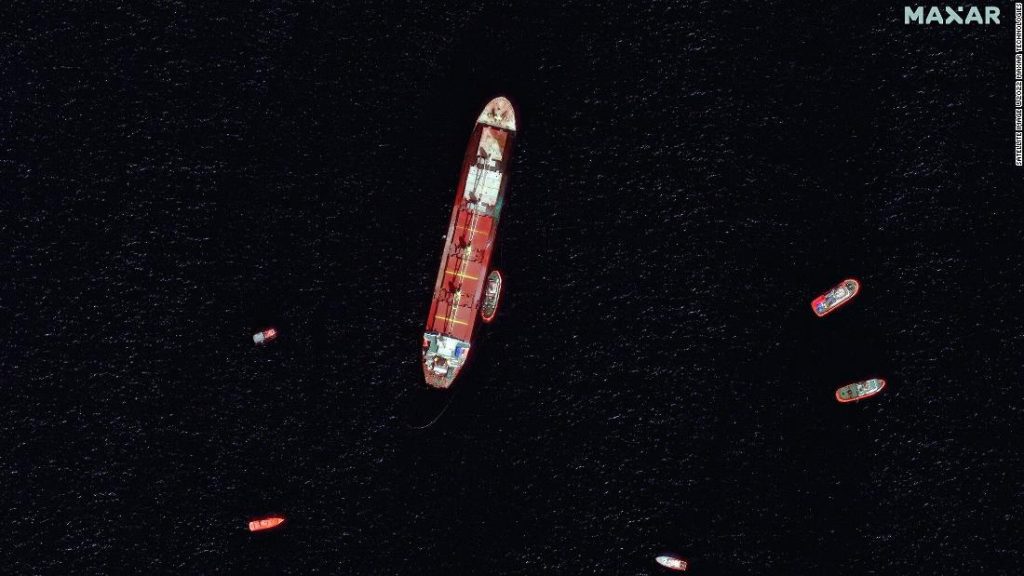 سباقات جبل طارق لوقف تسرب النفط من اصطدام سفينة مع ناقلة غاز
