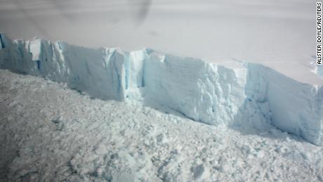 تظهر صور الأقمار الصناعية أكبر صفيحة جليدية في العالم تتفتت أسرع مما كان يعتقد سابقًا