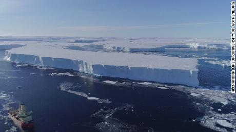 سفينة الأبحاث التابعة لبرنامج الولايات المتحدة للقطب الجنوبي ناثانيال بي بالمر تعمل بالقرب من الجرف الجليدي الشرقي في ثويتس في عام 2019.
