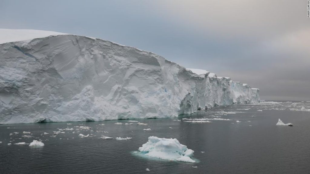 يقول العلماء إن نهر ثويتس الجليدي "يوم القيامة" يمسك "بأظافره"