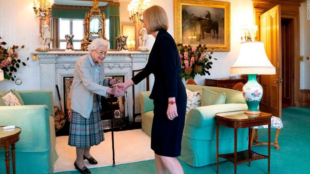ليز تروس تصبح رئيسة وزراء المملكة المتحدة الجديدة بينما يودع بوريس جونسون: تحديثات حية