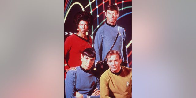في اتجاه عقارب الساعة من أعلى اليسار: Nichelle Nichols و DeForest Kelley و William Shatner و Leonard Nimoy في المسلسل التلفزيوني "ستار تريك" حوالي عام 1969.
