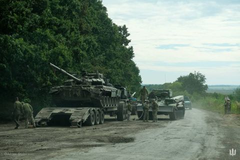يستعد أفراد الخدمة الأوكرانية لنقل دبابة روسية تم الاستيلاء عليها في منطقة خاركيف في 11 سبتمبر. 