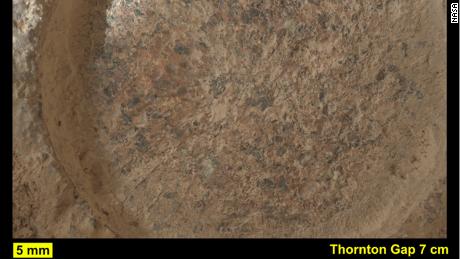 تشير الشظايا الصخرية والمعدنية الأكبر في عينة سكينر ريدج إلى أنها جاءت من مادة تم نقلها من مئات الأميال خارج جيزيرو كريتر.
