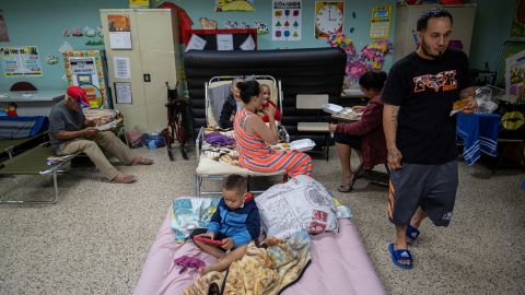 يلجأ الأشخاص الذين تم إجلاؤهم من منازلهم إلى الفصل الدراسي في مدرسة عامة في غوايانيلا ، بورتوريكو.