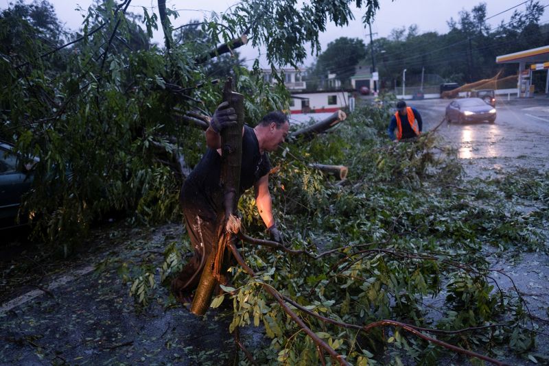 يصل الإعصار فيونا إلى اليابسة في جمهورية الدومينيكان حيث لا يزال أكثر من مليون شخص في بورتوريكو بدون كهرباء