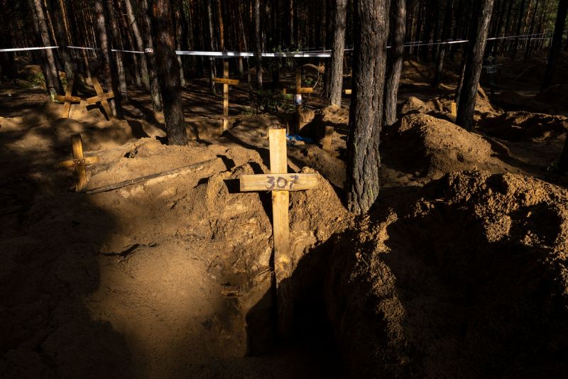 موقع الدفن الجماعي في إيزيوم: علامات التعذيب والتشويه بالجثث