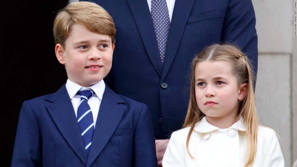 الأمير جورج والأميرة شارلوت يسيران في موكب جنازة الملكة