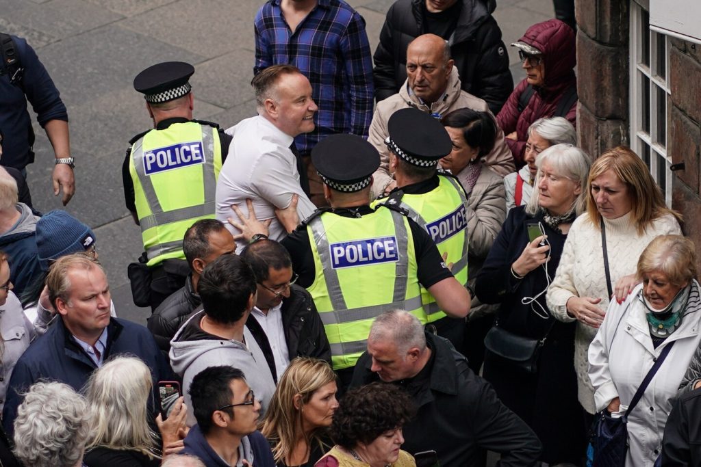 الشرطة تعتقل المتظاهرين المناهضين للنظام الملكي في الأحداث الملكية في إنجلترا ، اسكتلندا