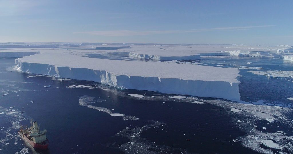 وفقًا للعلماء ، من المحتمل أن يسقط النهر الجليدي في البحر في غضون ثلاث سنوات.  