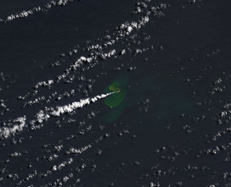 تظهر جزيرة "بيبي" في المحيط الهادئ بعد ثوران بركان تحت الماء