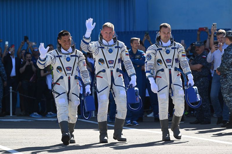 رائد فضاء ناسا ، رواد فضاء روس ينطلقون إلى الفضاء