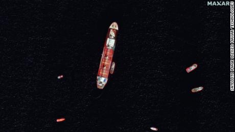 تُظهر صور الأقمار الصناعية سفينة الشحن OS 35 التالفة والمغمورة جزئيًا قبالة ساحل جبل طارق. 