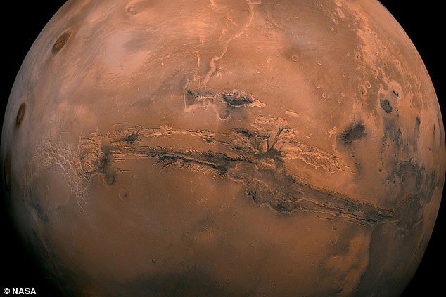 اكتشف العلماء أدلة جديدة تشير إلى أنه قد يكون هناك ماء سائل على المريخ - وهو اختراق في جهودنا الطويلة لتحديد ما إذا كان الكوكب الأحمر قد استضاف الحياة في يوم من الأيام