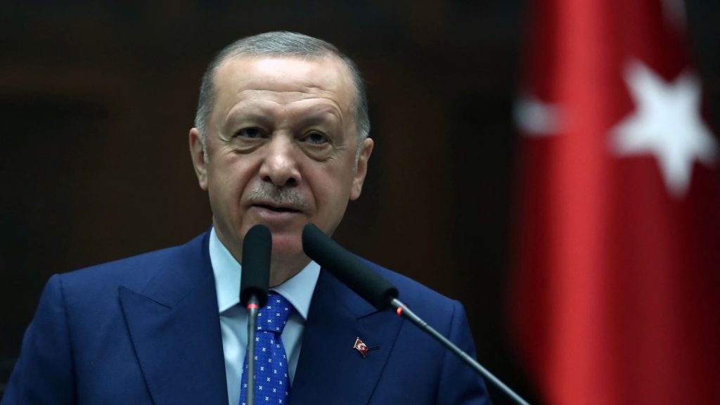 يقول أردوغان إن تركيا ستواصل خفض أسعار الفائدة ، ويسخر من الجنيه البريطاني