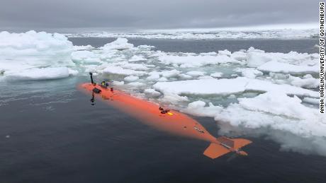 Rán ، مركبة تحت الماء مستقلة من طراز Kongsberg HUGIN ، بالقرب من Thwaites Glacier بعد مهمة استغرقت 20 ساعة لرسم خرائط لقاع البحر. 