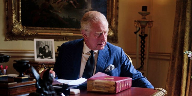 في هذه الصورة في 11 سبتمبر 2022 ، ينفذ ملك بريطانيا تشارلز الثالث واجبات حكومية رسمية من صندوقه الأحمر في غرفة القرن الثامن عشر في قصر باكنغهام ، لندن.  (Victoria Jones / PA عبر AP)