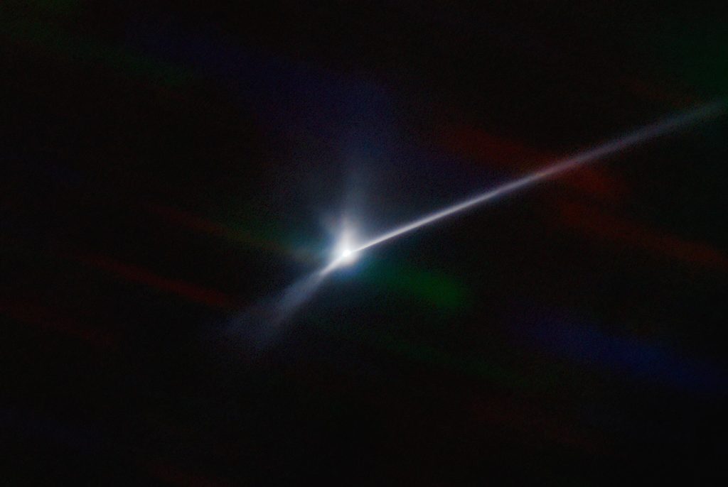 درب هائل من الحطام الناجم عن اصطدام DART مع الكويكب ديمورفوس الذي تم التقاطه بواسطة تلسكوب SOAR