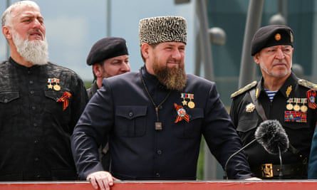 انتقد الزعيم الشيشاني رمضان قديروف ، في الوسط ، وزارة الدفاع الروسية.