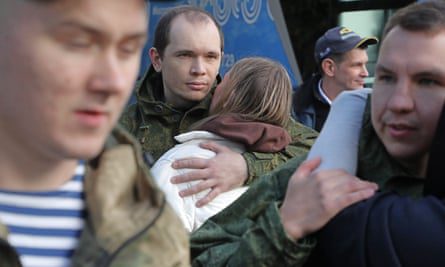 المجندون يودعون أقاربهم في مكتب تجنيد في موسكو يوم الأربعاء.