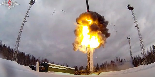 هذه الصورة مأخوذة من مقطع فيديو قدمته الخدمة الصحفية بوزارة الدفاع الروسية في 19 فبراير 2022 ، يظهر صاروخ يارس باليستي عابر للقارات.