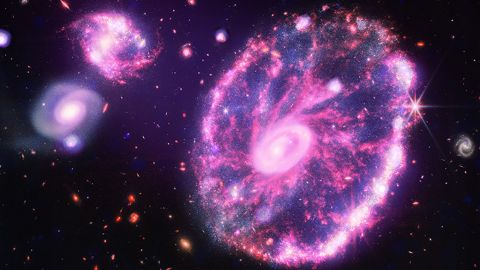 ساهمت بيانات الأشعة السينية لشاندرا في التوهجات في صورة تلسكوب ويب لمجرة عجلة كارتويل.