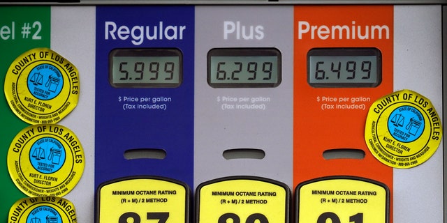 يتم نشر أسعار الغاز المرتفعة في محطة وقود كاملة الخدمة في بيفرلي هيلز ، كاليفورنيا ، الأحد ، 7 نوفمبر 2021. قفز متوسط ​​سعر البنزين العادي في الولايات المتحدة بمقدار 5 سنتات خلال الأسبوعين الماضيين ، إلى 3.49 دولارًا للغالون.  (صورة من أسوشيتد برس / داميان دوفارجانيس)