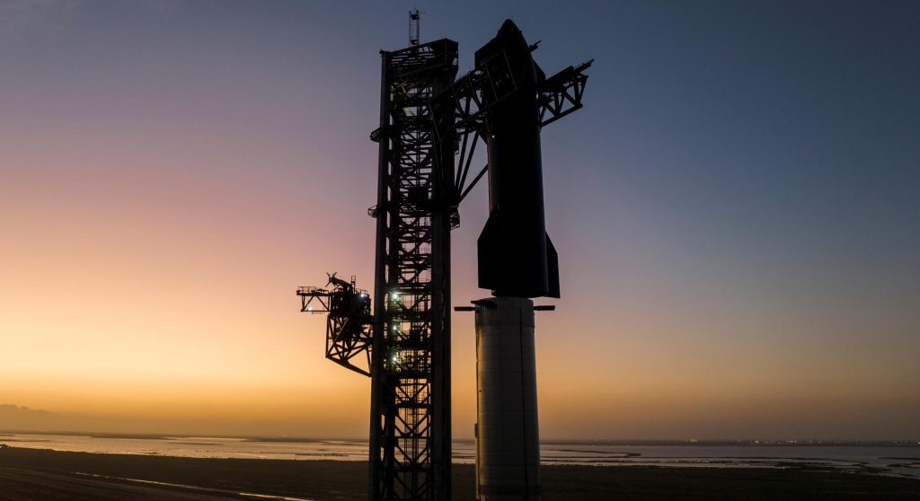سبيس إكس تكدس صاروخ ستارشيب بالكامل لأول مرة منذ ستة أشهر