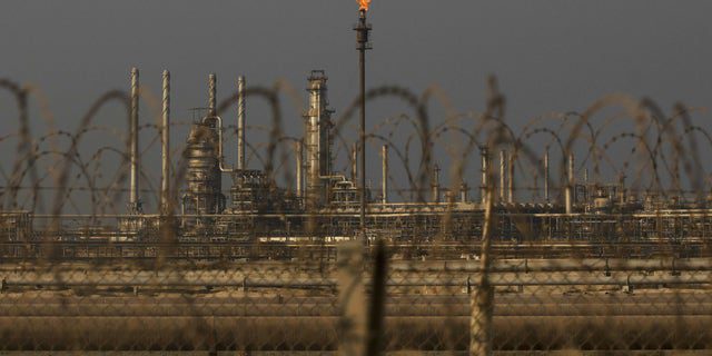 شعلة تحرق نفايات الغاز في مصفاة نفط أرامكو السعودية في رأس تنورة ومحطة في رأس تنورة ، المملكة العربية السعودية.