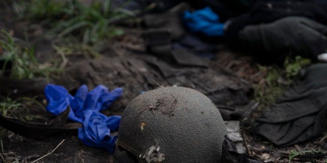 شوهدت خوذة تالفة على الأرض في موقع تم فيه العثور على أربع جثث لجنود أوكرانيين في منطقة بالقرب من الحدود مع روسيا ، في منطقة خاركيف ، أوكرانيا ، في 19 سبتمبر 2022.