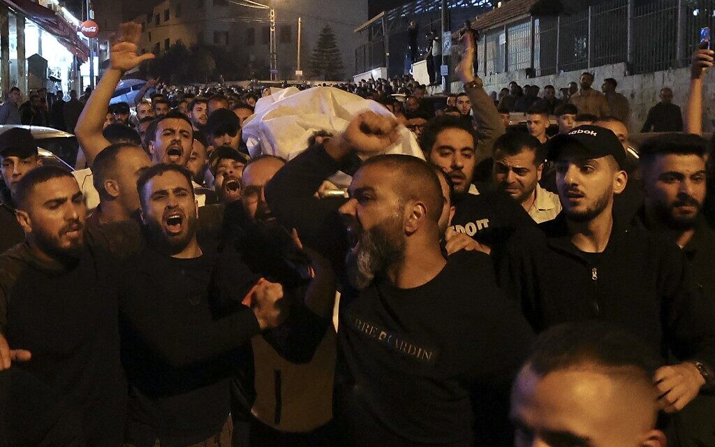 أفادت أنباء عن مقتل ثلاثة فلسطينيين مع اندلاع قتال عنيف في نابلس