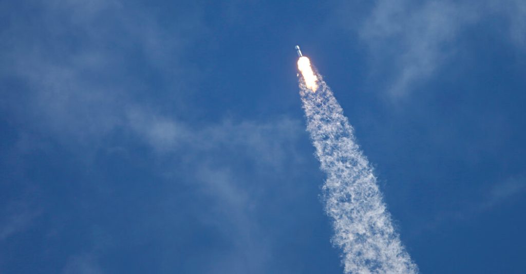 أطلقت SpaceX رائد فضاء روسي في مهمة Crew-5 الفضائية